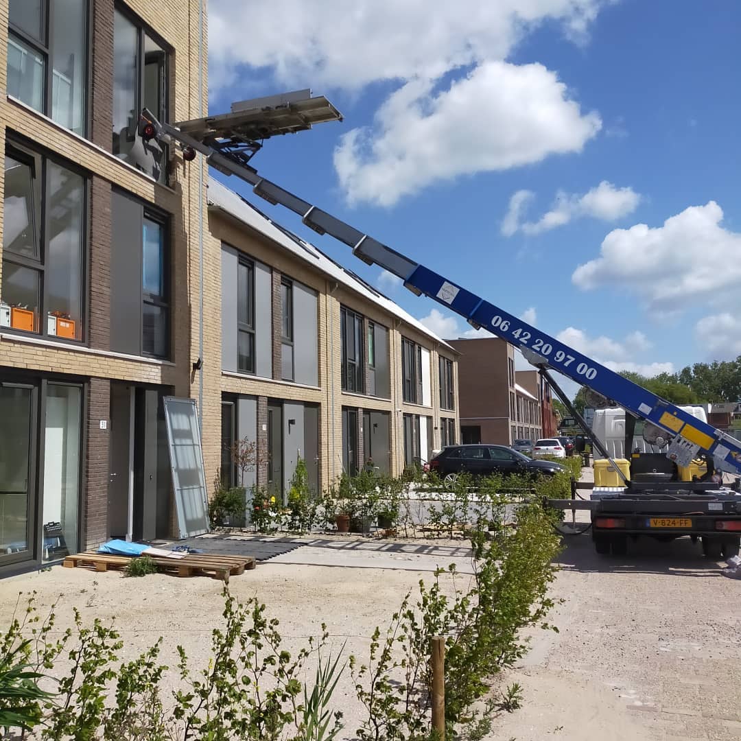 Verhuislift geplaatst bij galerijwoning in Nederland