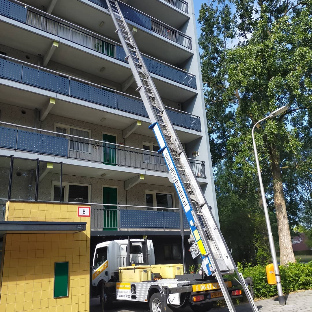 Verhuislift met verhuiswagen bij woning