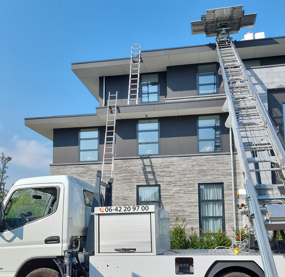 Professionele meubeltransport met verhuislift bij woning